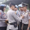 Kapolres Banjar AKBP Danny Yulianto menanggalkan seragam yang digunakan Briptu AR dalam upacara Pemberhentian Tidak Dengan Hormat (PTDH) di halaman Mapolres Polres Banjar 18 Maret 2024. (istimewa)