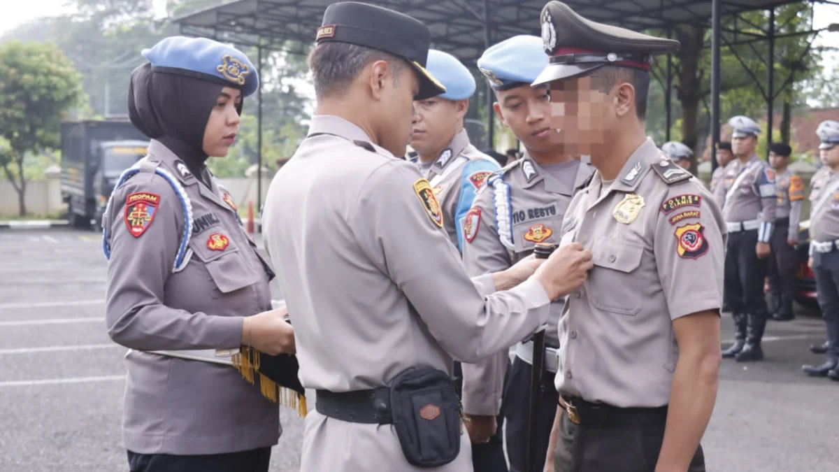 Kapolres Banjar AKBP Danny Yulianto menanggalkan seragam yang digunakan Briptu AR dalam upacara Pemberhentian Tidak Dengan Hormat (PTDH) di halaman Mapolres Polres Banjar 18 Maret 2024. (istimewa)