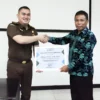 Kepala Seksi (Kasi) Intelejen Kejaksaan Negeri Banjar Akhmad Fakhri SH MH (kiri), menerima penghargaan dari Kepala DPMD Kota Banjar Wawan Gunawan SP MSi atas terselenggaranya program Jaga Desa di Kota Banjar. (istimewa)
