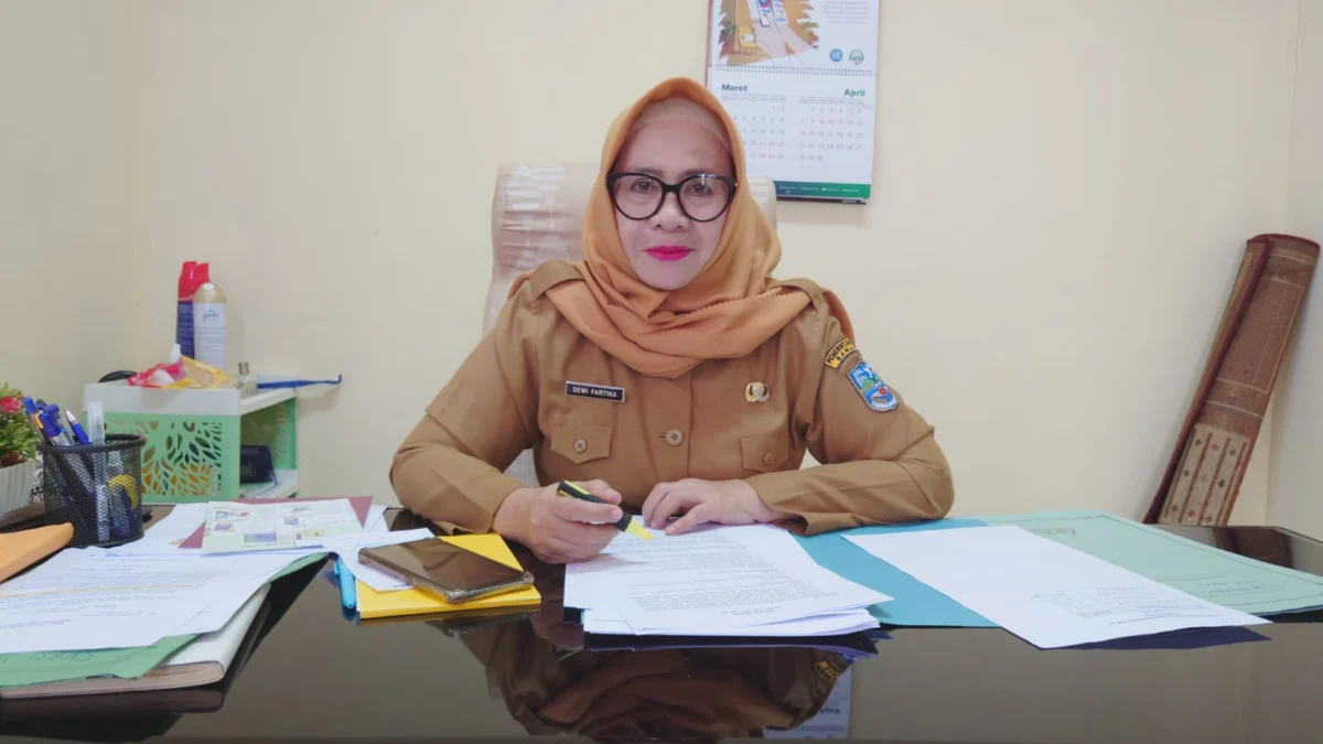 Kepala Bidang Hubungan Industrial dan Jaminan Sosial, Dewi Fartika saat ditemui di ruang kerjanya, Senin 25 Maret 2024. (Cecep Herdi/Jabar Ekspres)