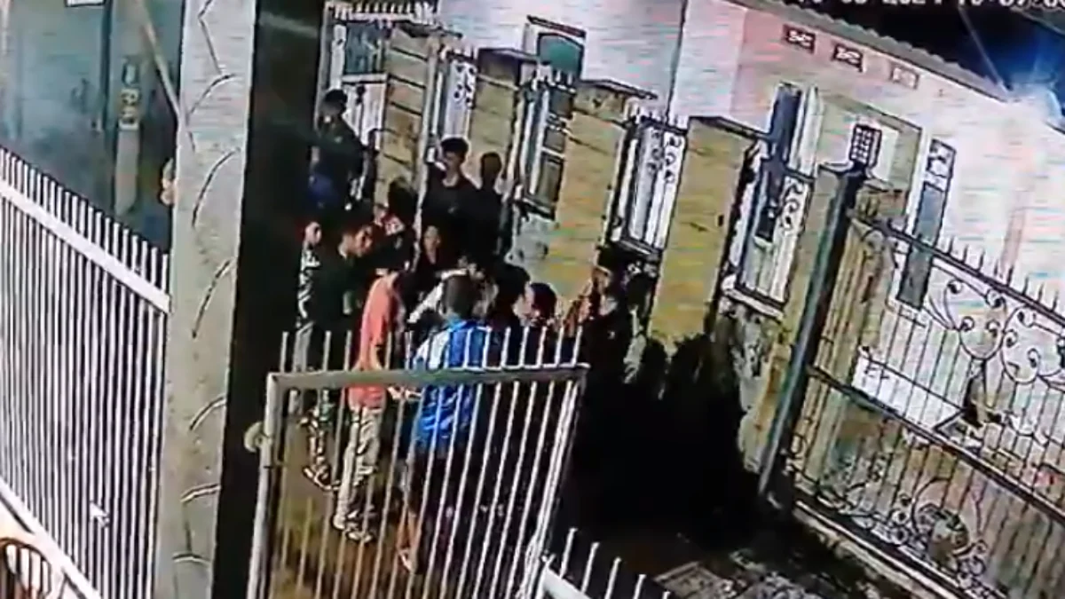 Sekelompok Remaja Lempar Petasan ke Salah Satu Rumah Warga di Cikancung Bandung, Korban: Padahal Ga Ada Kenal CIKANCUNG BANDUNG: Pemilik rumah (jaket biru) saat berdialog dengan sekelompok remaja yang melempar petasan ke rumahnya, Sabtu (16/3).