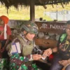 Salah satu prajurit Buaya Putih Kostrad saat mengecek kesehatan beberapa warga Distrik Sinak, Kabupaten Puncak, Rabu 13 Maret 2024. (Istimewa)