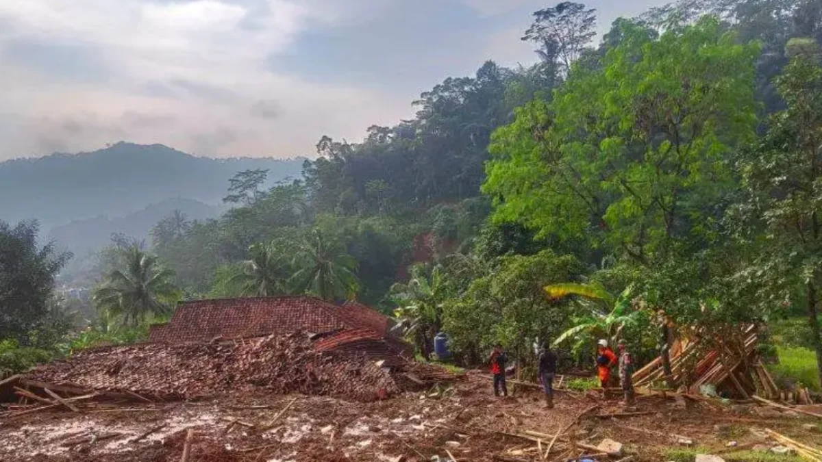 Longsor yang melanda Desa Benda dan Desa Sinargalih, KBB, Minggu (24/3).