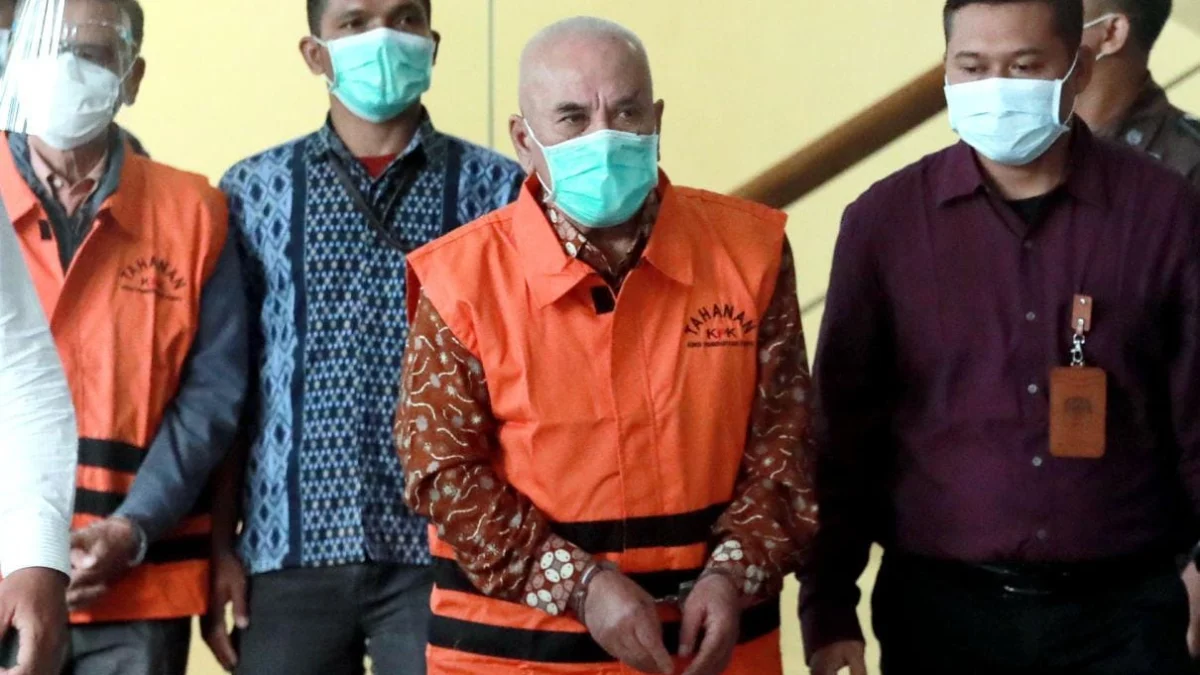 Mantan Wali Kota Banjar Herman Sutrisno Kembalikan Kerugian Negara Rp958 Juta dari Total Rp10,2 Miliar Mantan Wali Kota Banjar Jawa Barat dua periode Herman Sutrisno jelang konferensi pers penahanannya di Gedung KPK, Jakarta,Kamis 23 Desember 2021. Herman Sutrisno mulai menyicil kerugian negara sebesar Rp958 juta dari total Rp10,2 miliar. (Foto Istimewa)