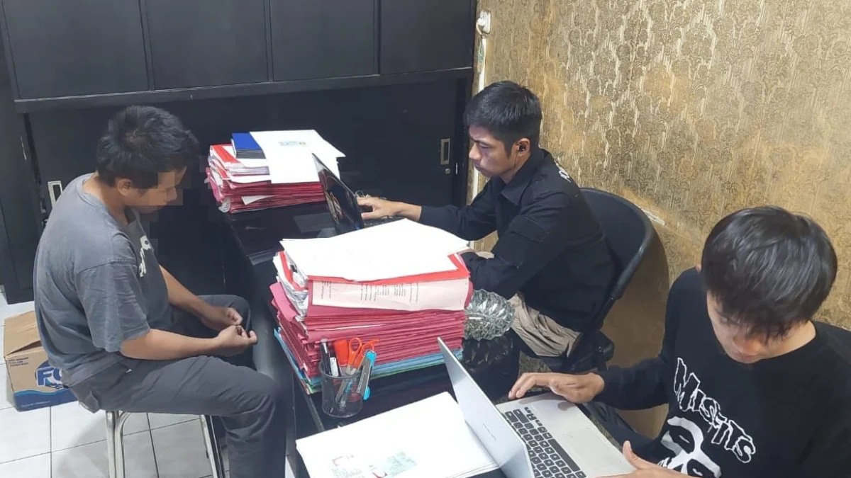 RM (sebelah kiri/kaos abu) tertenduk malu saat dimintai keterangan di Mapolres Sukabumi Kota. istimewa