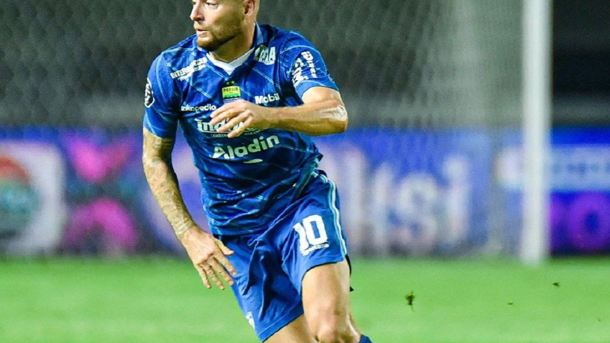 Persib Dirundung Masalah Jelang Laga Melawan Bhayangkara FC Marc Klok jadi salah satu pemain yang bakal Absen saat Persib menghadapi Bhayangkara FC, Kamis (28/3), di Stadion Si Jalak Harupat, Kabupaten Bandung. (Dok. Persib Bandung)