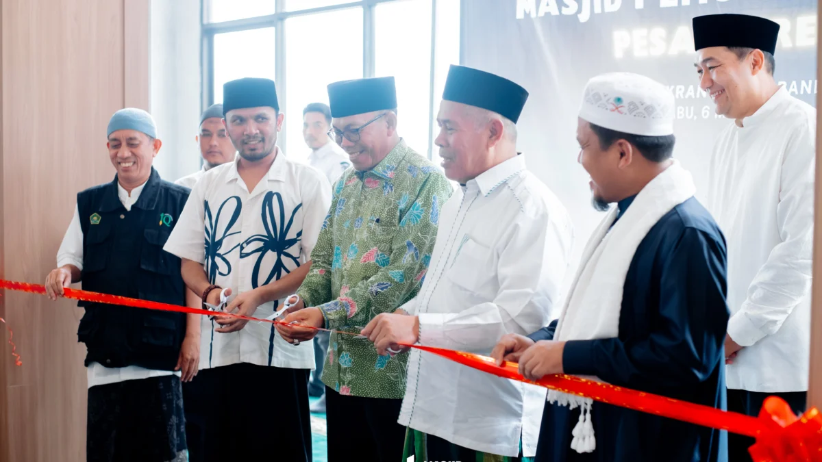 Peresmian Masjid Pemuda Raheela, Ustaz Hanan Attaki: Jadi Masjid Peradaban bagi Pemuda Peresmian Masjid Pemuda Raheela ditandai dengan pemotongan pita yang dipimpin Ketua Tanfidziyah PWNU Jawa Barat, KH Juhadi Muhammad, Rabu 6 Maret 2024.