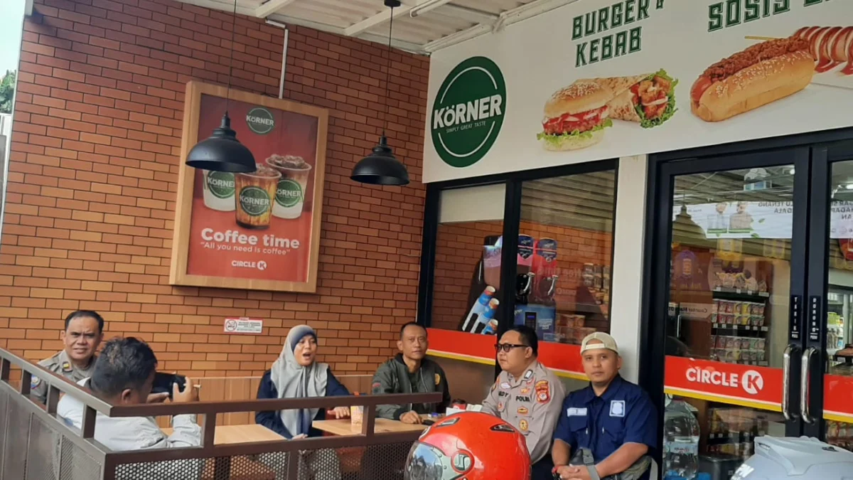 Satpol PP melakukan penyegelan Circle-K karena melangar Perda-Foto: Istimewa/
