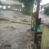 Banjir rob yang menerjang pesisir selatan Sukabumi, Selasa (12/3).