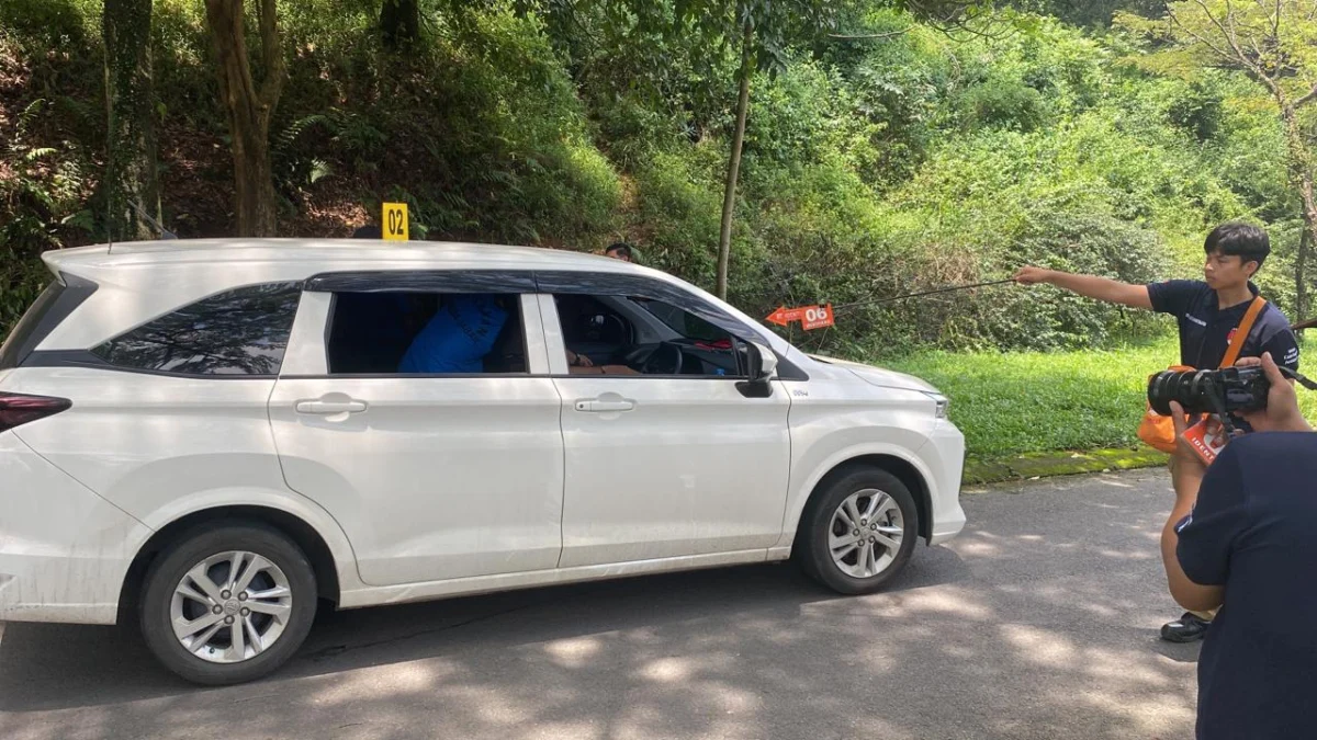 Polisi saat olah TKP mobil rental di Bukit Pelangi Bogor, yang digunakan ketiga pelaku untuk membuang mayat korban di Kota Banjar Jawa Barat, Jumat 1 Maret 2024. (foto:Sandika Fadilah/Jabar Ekspres)