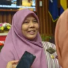 Anggota Pansus 9 Siti Marfuah yang menjelaskan alasan peredaran minol tidak dilarang di Kota Bandung.