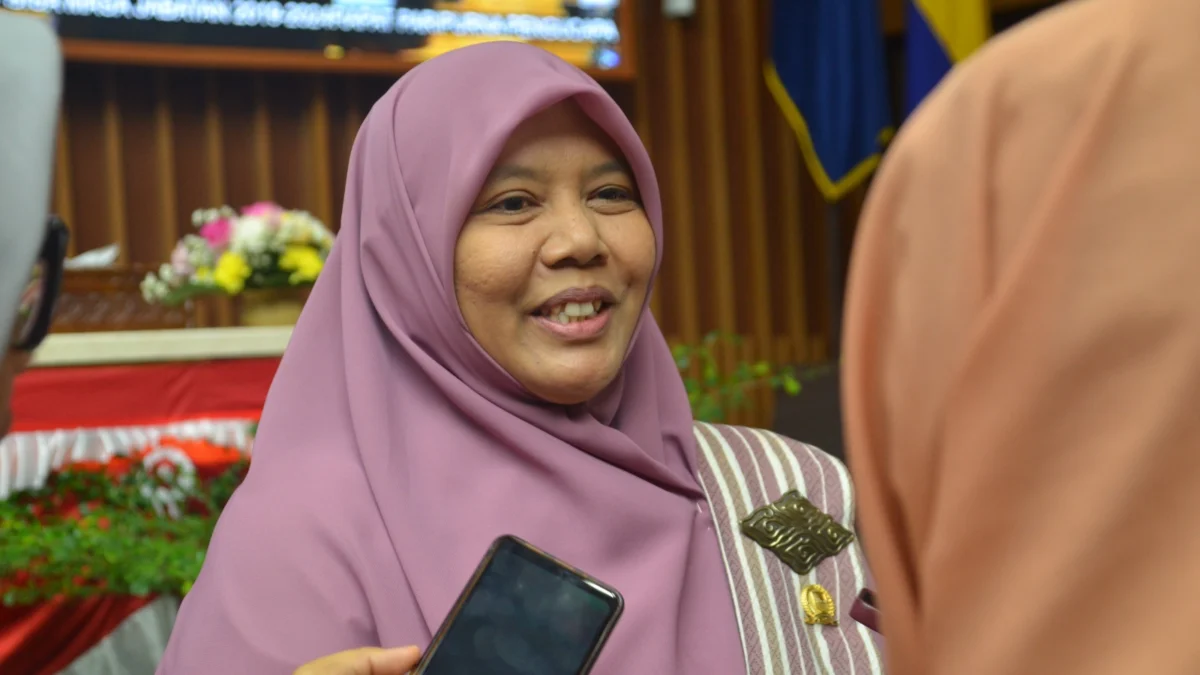 Anggota Pansus 9 Siti Marfuah yang menjelaskan alasan peredaran minol tidak dilarang di Kota Bandung.