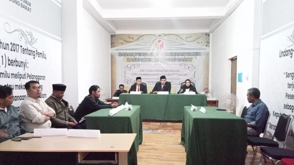 Soal Pergeseran Suara, Bawaslu KBB Akan Dalami Motif 5 PPK 5 PPK saat menjalani sidang penyelesaian sengketa administratif yang digelar Bawaslu KBB terkait perkara kecurangan mengalihkan suar Parpol untuk Caleg DPR RI Dapil II Jabar. Jumat (8/3). Foto istimewa
