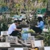 Doc. Sejumlah Masyarakat Mulai Berkunjung ke Tempat Pemakaman Umum untuk Berziarah dalam Tradisi Nadran Menjelang Ramadhan (Mong)