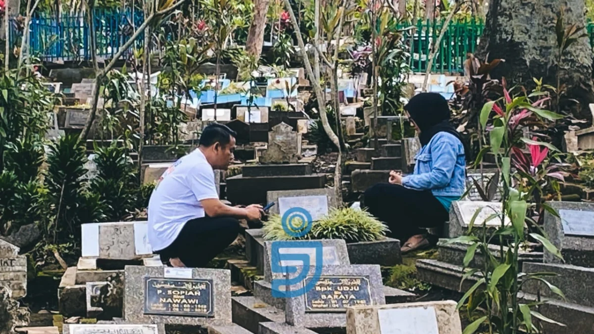 Doc. Sejumlah Masyarakat Mulai Berkunjung ke Tempat Pemakaman Umum untuk Berziarah dalam Tradisi Nadran Menjelang Ramadhan (Mong)