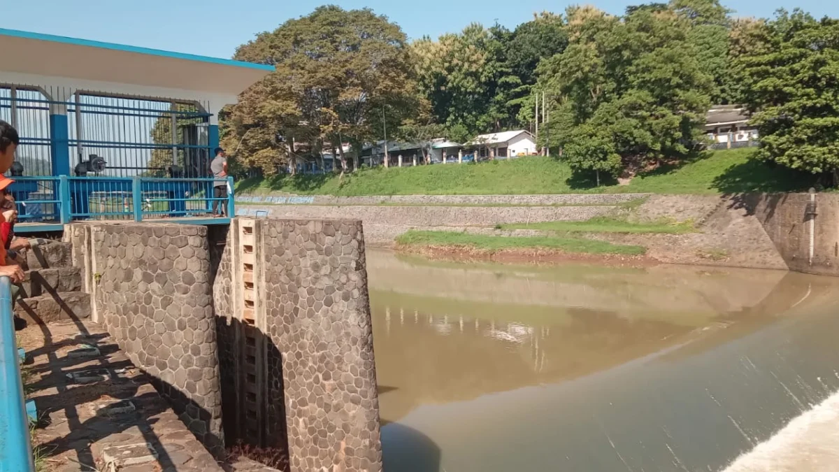 Tim dari BPBD Banjar melakukan pencarian terhadap remaja yang jatuh ke Sungai Citanduy dari Jembatan Dobo pada Jumat 20 Maret 2024 dini hari. (Cecep Herdi/Jabar Ekspres)