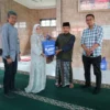 Direktur Perumdam Tirta Anom Kota Banjar E Fitrah Nur Kamilah beserta jajaran memberikan bantuan alat ibadah ke salah satu mesjid di Kota Banjar. (Cecep Herdi/Jabar Ekspres)