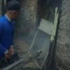 Petugas melakukan Fooging di pemukiman warga kawasan Desa Cibiru Wetan, Kabupaten Bandung. (Pandu Muslim/Jabar Ekspres)
