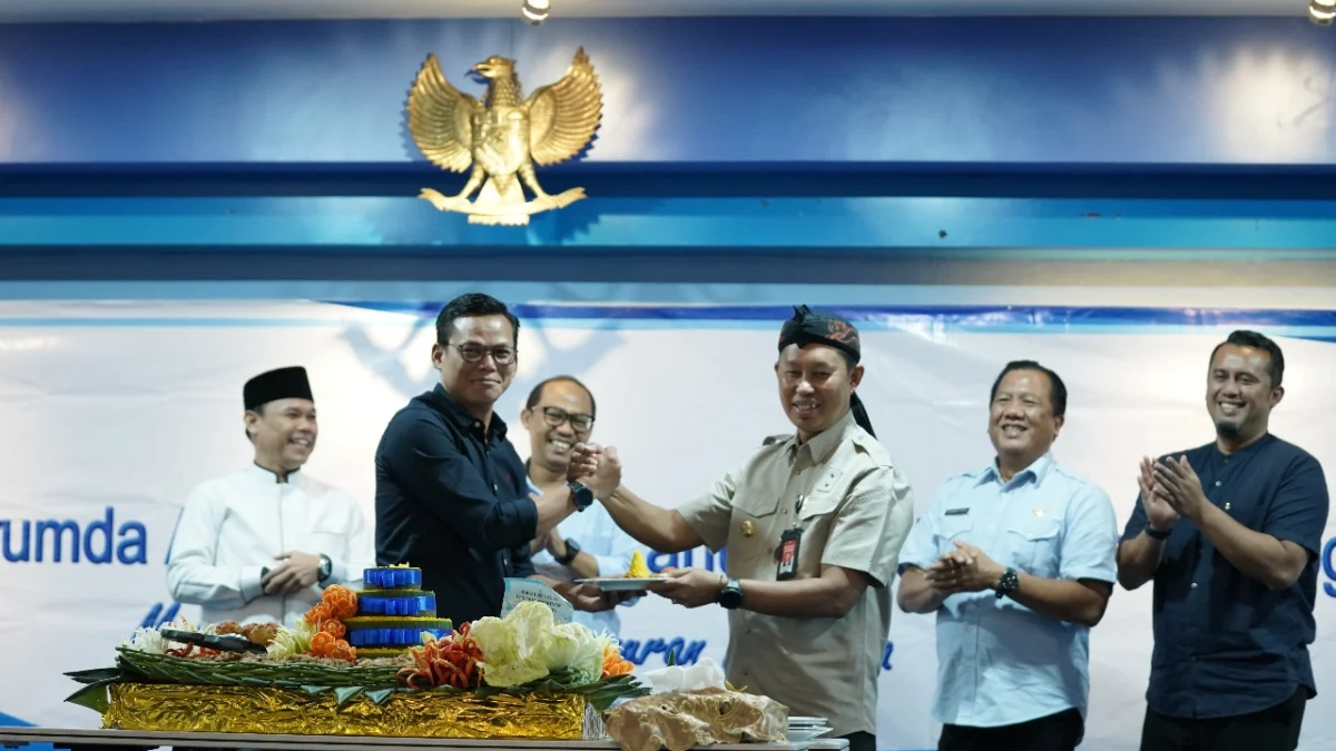 Direktur utama PDAM Tirta Kahuripan Tedi Kurniawan bersama PJ Bupati Bogor. Foto : Dok istimewa