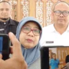 Pj Wali Kota Banjar Hj Ida Wahida Hidayati saat diwawancara awak media terkait kasus keracunan puluhan siswa sekolah dasar, Jumat 1 Maret 2024. (Cecep Herdi/Jabar Ekspres)