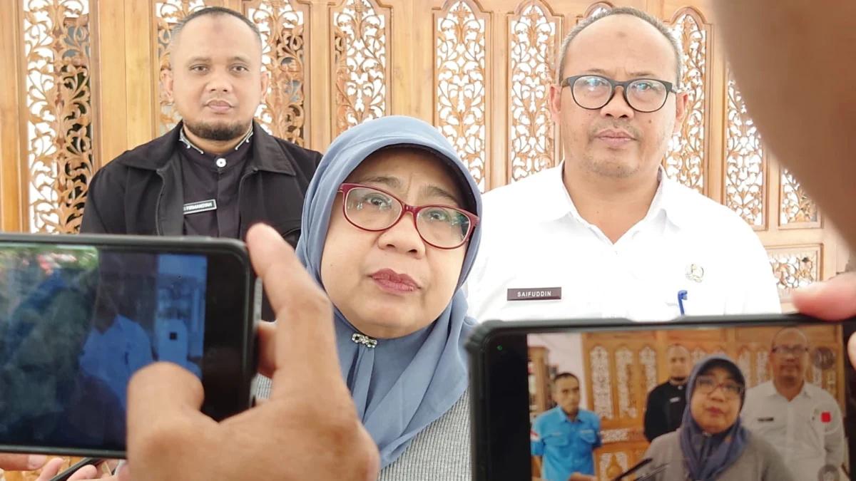 Pj Wali Kota Banjar Hj Ida Wahida Hidayati saat diwawancara awak media terkait kasus keracunan puluhan siswa sekolah dasar, Jumat 1 Maret 2024. (Cecep Herdi/Jabar Ekspres)