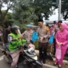 Kapolres Bogor AKBP Rio Wahyu Anggoro didampingi istri memberikan takjil kepada pengendara yang melintas. Foto : Sandika Fadilah/Jabarekspres.com