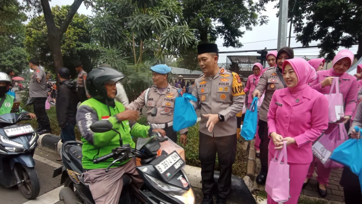 Polres Bogor Bagikan Takjil ke Warga dan Pengendara Kapolres Bogor AKBP Rio Wahyu Anggoro didampingi istri memberikan takjil kepada pengendara yang melintas. Foto : Sandika Fadilah/Jabarekspres.com