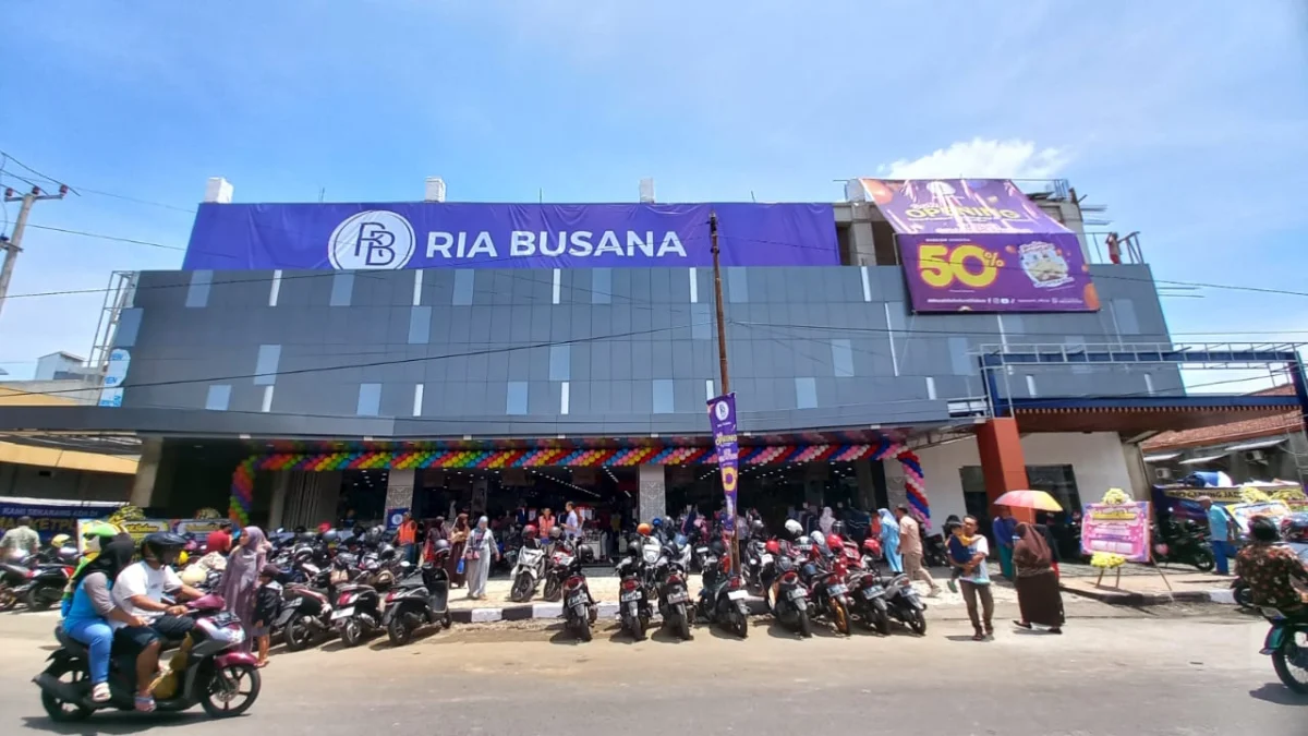 Ria Busana Kembangkan Gerai Retailnya di Kota Banjar Ria Busana buka gerai di Kota Banjar