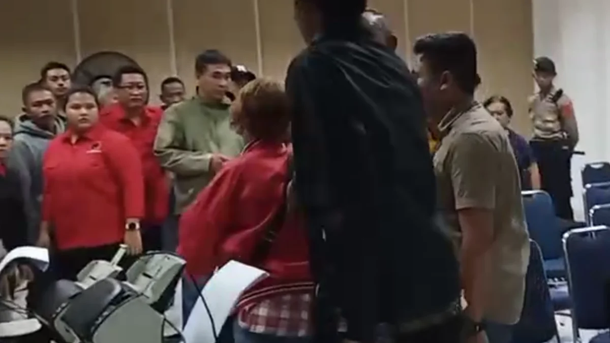 DUGAAN KECURANGAN: Salah satu kader PDIP masuk dan menerobos ke dalam ruang rapat pleno perhitungan suara tingkat Kota Sukabumi, Senin (4/3).