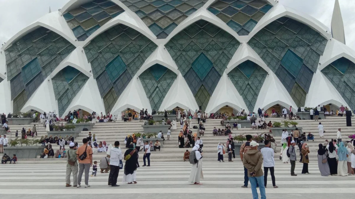 Ilustrasi: Warga Bandung sedang menikmati ngabuburit sambil menunggu takjil gratis di Masjid Al Jabbar.