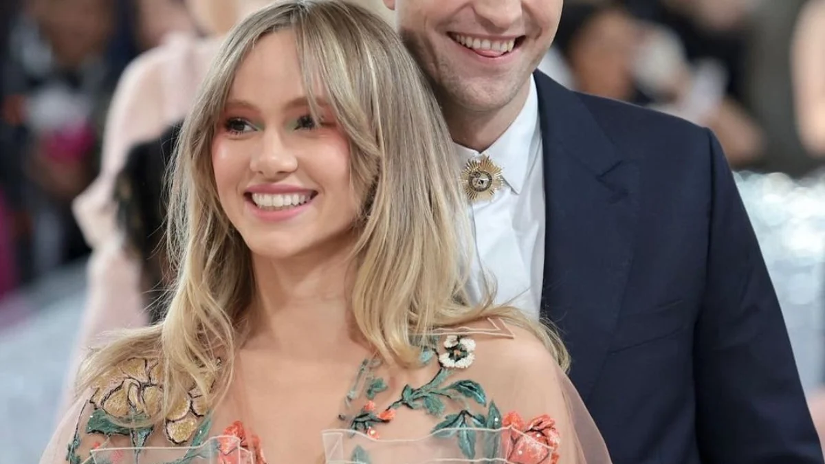 Jarang Terekspos, Robert Pattinson dan Suki Waterhouse Kejutkan Publik dengan Kabar Kelahiran Anak Pertama Jarang Terekspos, Robert Pattinson dan Suki Waterhouse Kejutkan Publik dengan Kabar Kelahiran Anak Pertama