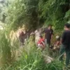 Warga di bantaran sungai daerah Sukabumi mencari korban tenggelam