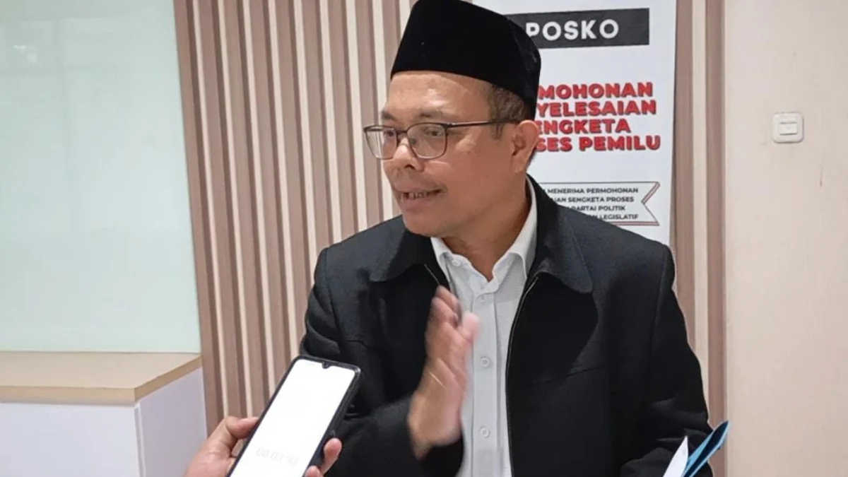 Caption: Caleg DPRD Kota Bandung Dapil 3 dari Partai Perindo, John Binsar Simalango mendatangi Kantor Badan Bawaslu Kota Bandung di Jalan Nuansa Mas Raya Nomor 2, Cipamokolan, Riung Bandung, Kota Bandung, Sabtu (2/3/2024).