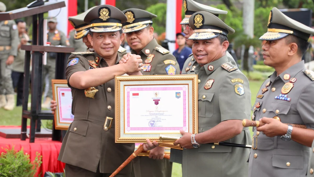 Jaga Integritas Satpol PP dan Satlinmas Demi Naikkan Kepercayaan Publik Mendagri, Tito Karnavian apresiasi kinerja Satpol PP dan Satlinmas dalam sukseskan Pemilu 2024.