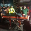 Pemuda berinisial 'RA' yang diduga ugal-ugalan di jalan raya Kota Banjar dan diamuk massa dievakuasi ke mobil ambulance pada Minggu, 3 Maret 2024 dini hari.