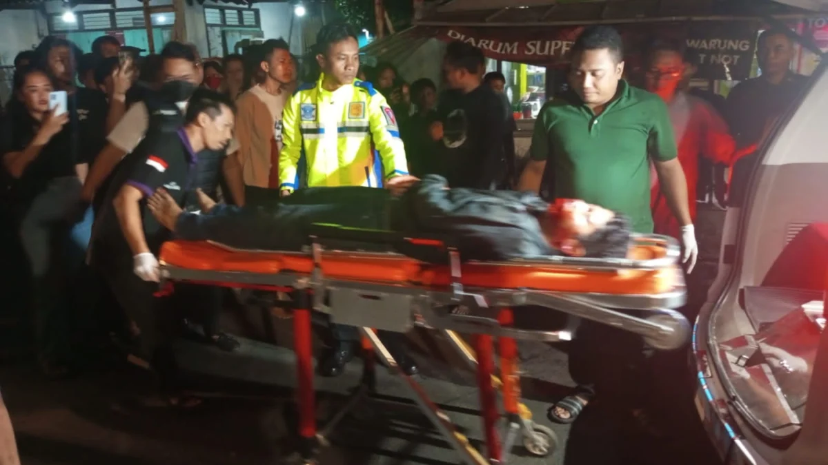 Pemuda berinisial 'RA' yang diduga ugal-ugalan di jalan raya Kota Banjar dan diamuk massa dievakuasi ke mobil ambulance pada Minggu, 3 Maret 2024 dini hari.