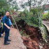 Ist. Pj Guberenur Jabar, Bey Triadi Machmudin saat tinjau lokasi pergerakan tanah di Kampung Cigombong, Desa Cibedug, Kecamatan Rongga, KBB. Foto. Humas Jabar.Ist. Pj Guberenur Jabar, Bey Triadi Machmudin saat tinjau lokasi pergerakan tanah di Kampung Cigombong, Desa Cibedug, Kecamatan Rongga, KBB. Foto. Humas Jabar.