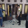 Serpihan kaca pintu berserakan di rumah Ade Badri, Ketua PPK Cibeureum Kota Sukabumi.