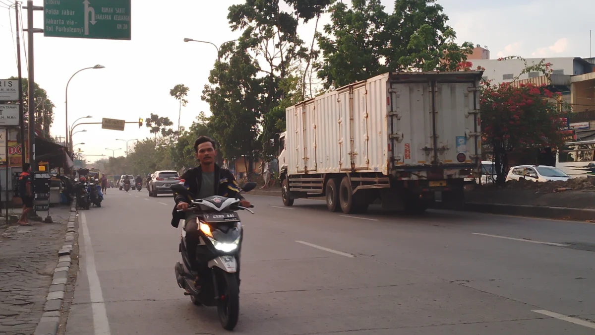 Kabar Razia Besar-Besaran bagi Pengendara Bermotor Ternyata Hoaks, Polresta Bandung Ingatkan Ini Ilustrasi: Pengendara motor yang melawan arah di Kabupaten Bandung.