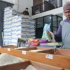 Ilustrasi: Pedagang Beras yang mengeluhkan tingginya harga kebutuhan pokok tersebut.