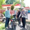 Anggota Satlantas Polres Banjar menindak salah satu pengendara bermotor lantaran menggunakan knalpot tidak standar, Selasa 5 Maret 2024. (Istimewa)