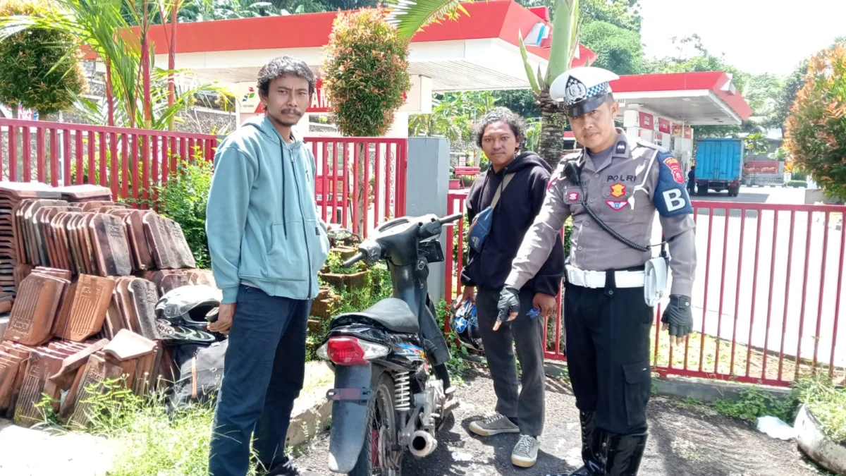 Anggota Satlantas Polres Banjar menindak salah satu pengendara bermotor lantaran menggunakan knalpot tidak standar, Selasa 5 Maret 2024. (Istimewa)