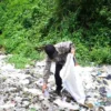 Alvi Noviardi (56), Guru Honorer di Sukabumi yang mengumpulkan barang bekas selepas mengajar.
