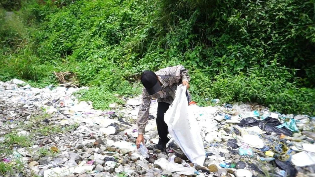 Alvi Noviardi (56), Guru Honorer di Sukabumi yang mengumpulkan barang bekas selepas mengajar.