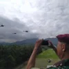 Sebanyak 8 helikopter perang milik TNI AD mengudara di atas langit Pegunungan Karst Citatah, Kecamatan Cipatat, KBB, Selasa (5/3).