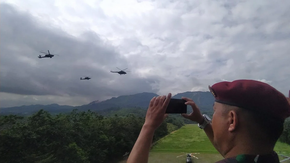 Sebanyak 8 helikopter perang milik TNI AD mengudara di atas langit Pegunungan Karst Citatah, Kecamatan Cipatat, KBB, Selasa (5/3).