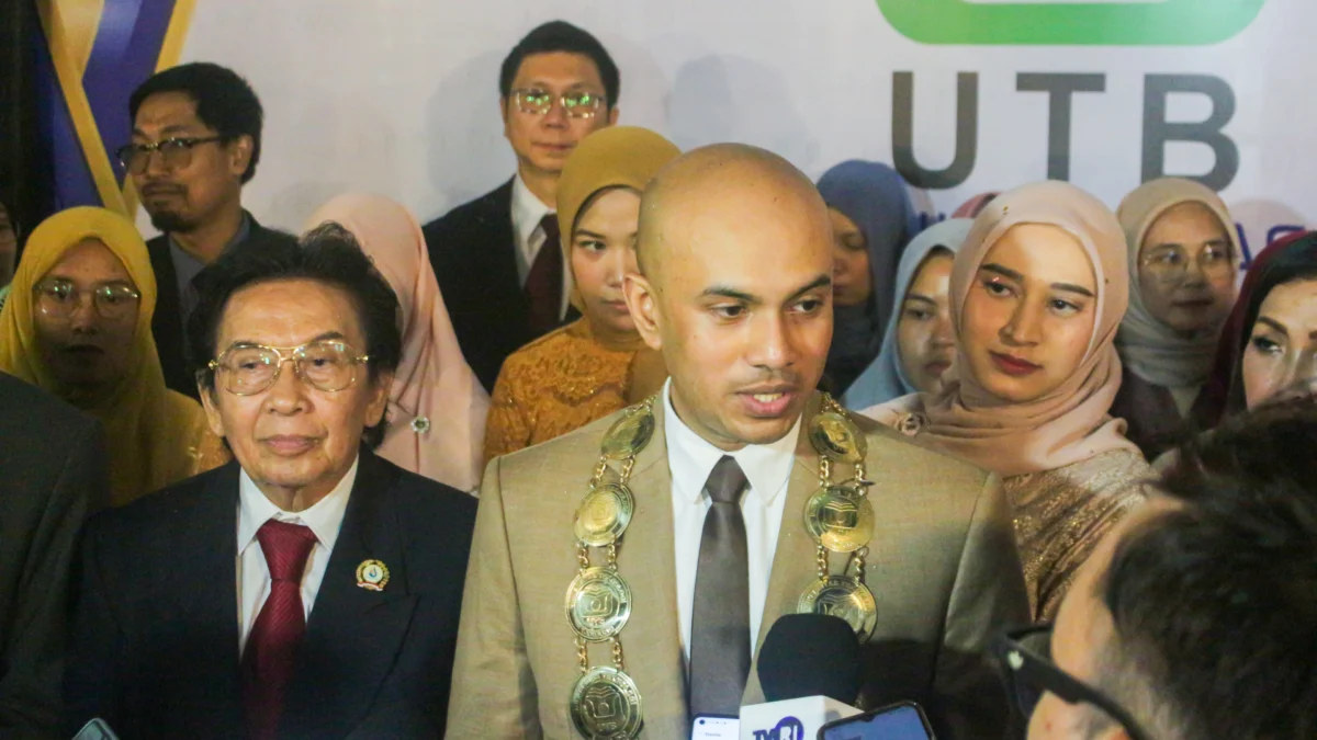 Bertransformasi Jadi Universitas Teknologi Bandung, Ini Harapan sang Rektor Rektor Universitas Teknologi Bandung, Muchammad Naseer, S.Kom, M.T (tengah) didampingi Ketua Yayasan UTB, Prof. Dr. I Made Bandem (kiri) saat konferensi pers Pelantikan Rektor dan Peresmian Universitas Teknologi Bandung (UTB). (Pandu Muslim/Jabar Ekspres)