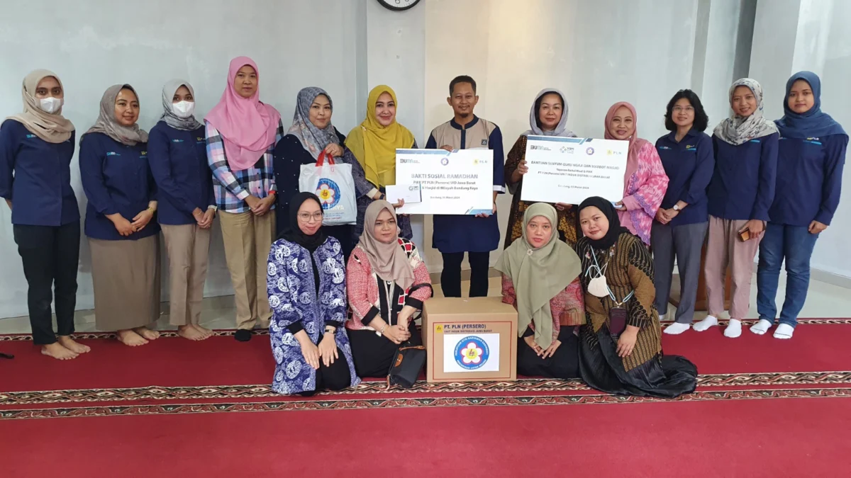 Gandeng YBM dan PIKK, Srikandi PLN Bagikan Perlengkapan Ibadah dan Santunan Jelang Ramadhan 1425H Gandeng YBM dan PIKK, Srikandi PLN Bagikan Perlengkapan Ibadah dan Santunan Jelang Ramadhan 1425H