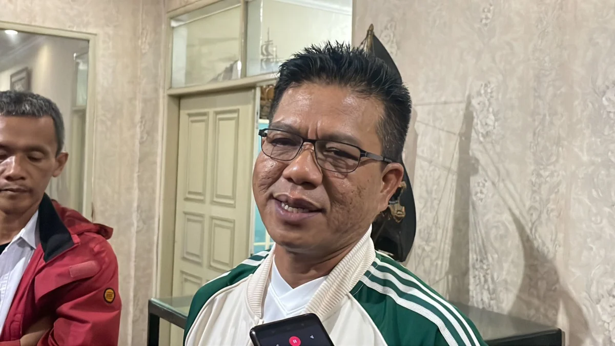 Bupati Bandung Dadang Supriatna saat dimintai keterangan di Rumah Dinas, Soreang. Foto Agi Jabar Ekspres
