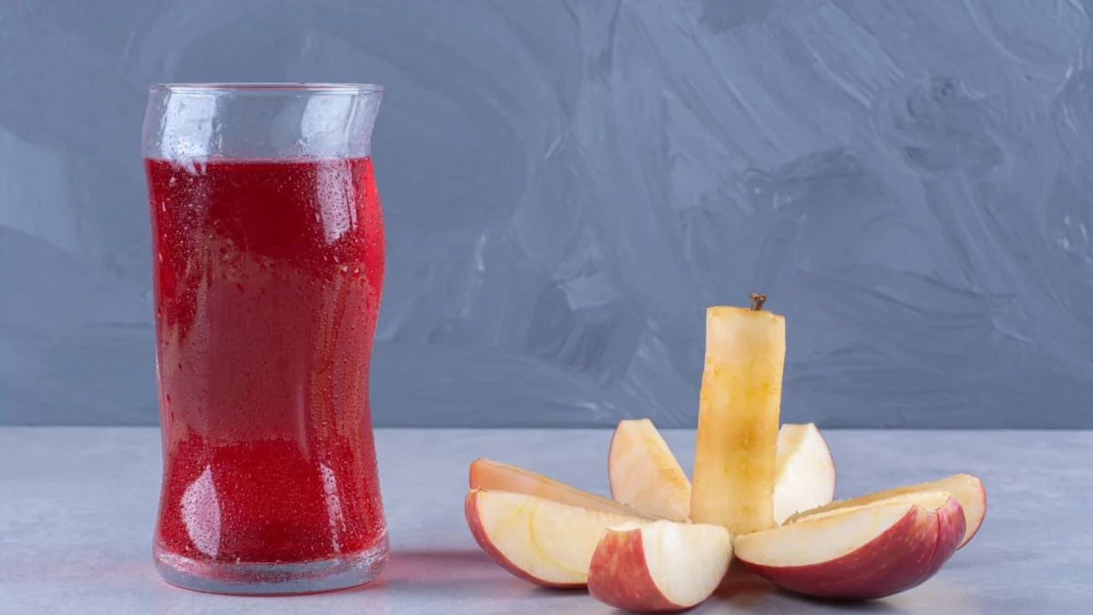 Bantu Turunkan Kadar Kolesterol, Ketahui Manfaat Lain Minuman Detox Apel Merah! (ilustrasi: Freepik)